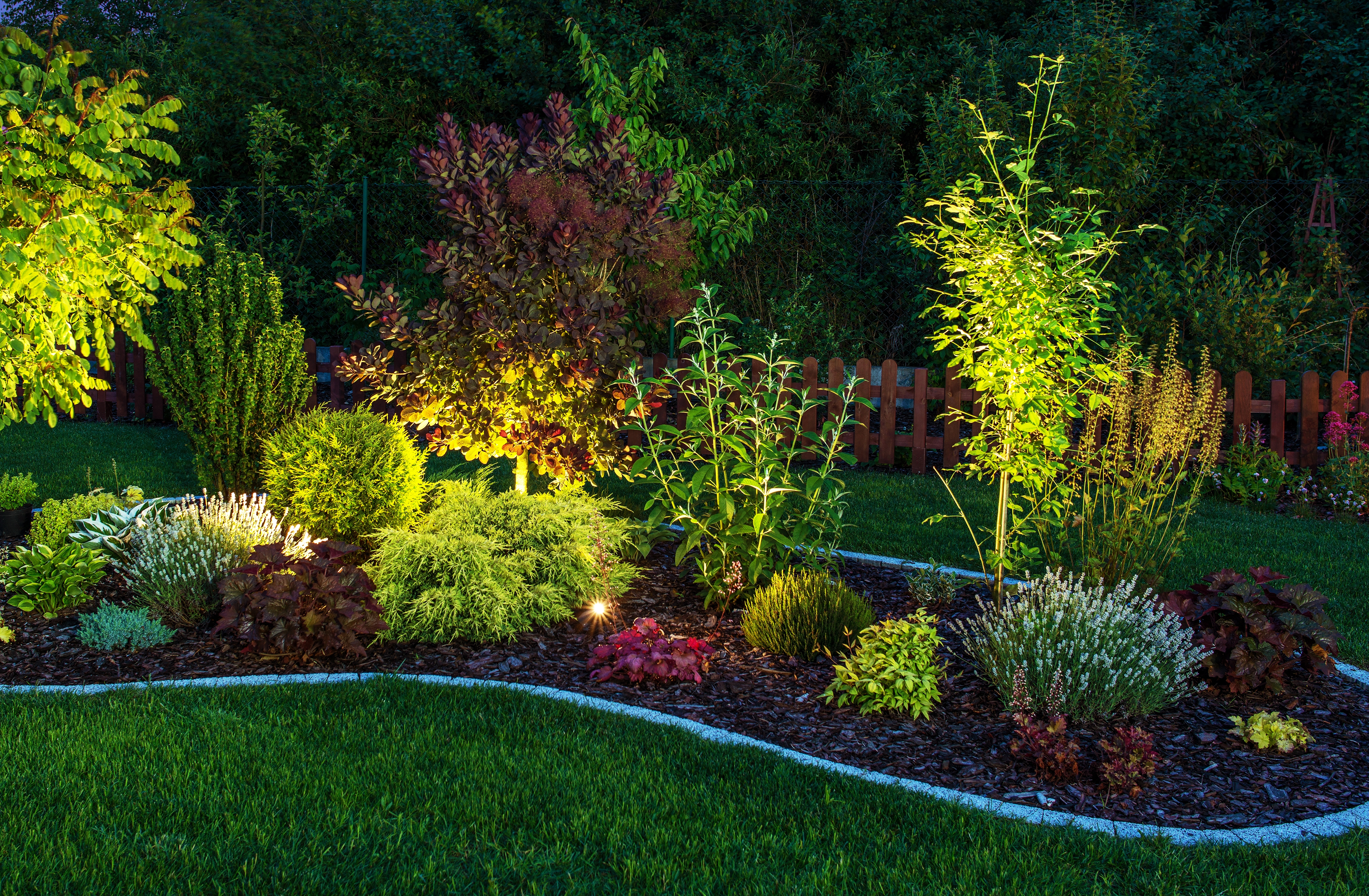 Gartenanlage professionell illuminiert – nachher